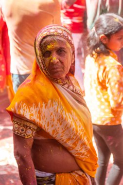 Barsana, Uttar Pradesh, Hindistan - Mart 2022: Barsana şehrinin sokaklarında renkli Holi festivalini kutlayan Hint Hindu insanların portresi.