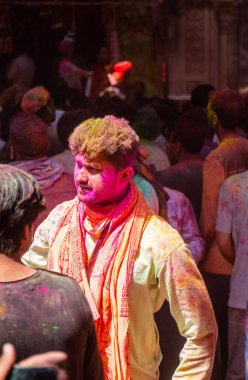 Barsana, Uttar Pradesh, Hindistan - Mart 2022: Barsana şehrinin sokaklarında renkli Holi festivalini kutlayan Hint Hindu insanların portresi.