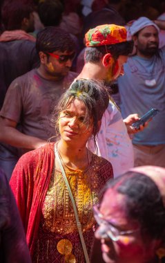 Barsana, Uttar Pradesh, Hindistan - Mart 2022: Barsana şehrinin sokaklarında renkli Holi festivalini kutlayan Hint Hindu insanların portresi.