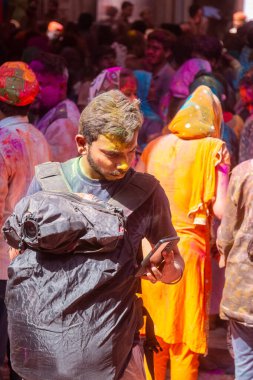 Barsana, Uttar Pradesh, Hindistan - Mart 2022: Barsana şehrinin sokaklarında renkli Holi festivalini kutlayan Hint Hindu insanların portresi.