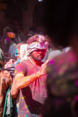 Barsana, Uttar Pradesh, Hindistan - Mart 2022: Barsana şehrinin sokaklarında renkli Holi festivalini kutlayan Hint Hindu insanların portresi.