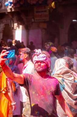 Barsana, Uttar Pradesh, Hindistan - Mart 2022: Barsana şehrinin sokaklarında renkli Holi festivalini kutlayan Hint Hindu insanların portresi.