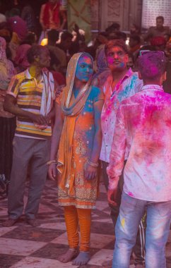 Barsana, Uttar Pradesh, Hindistan - Mart 2022: Barsana şehrinin sokaklarında renkli Holi festivalini kutlayan Hint Hindu insanların portresi.