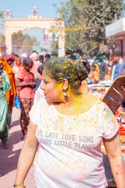 2022年3月 インド ウッタル プラデシュ州バルサナ バルサナ市の路上でカラフルなホリ祭りを祝うカラフルな顔を持つインドのヒンドゥー教徒の肖像 — ストック写真