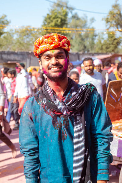 Барсана, Уттар-Прадеш, Индия - март 2022: Портрет индийцев с красочными лицами, празднующих яркий фестиваль холи на улицах города Барсана.