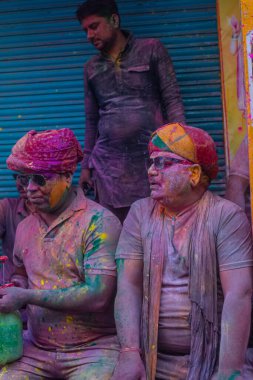 Barsana, Uttar Pradesh, Hindistan - Mart 2022: Barsana şehrinin sokaklarında renkli Holi festivalini kutlayan Hint Hindu insanların portresi.