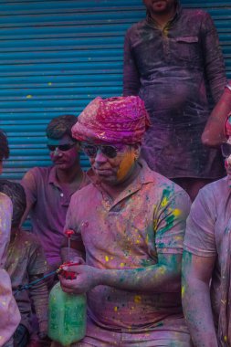 Barsana, Uttar Pradesh, Hindistan - Mart 2022: Barsana şehrinin sokaklarında renkli Holi festivalini kutlayan Hint Hindu insanların portresi.