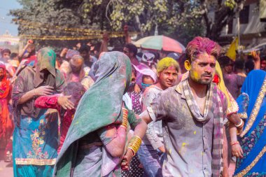 Barsana, Uttar Pradesh, Hindistan - Mart 2022: Barsana şehrinin sokaklarında renkli Holi festivalini kutlayan Hint Hindu insanların portresi.