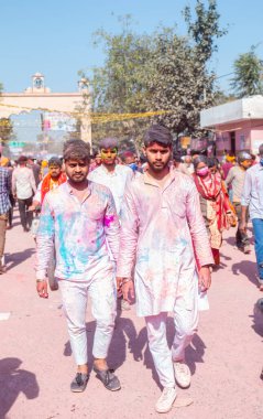 Barsana, Uttar Pradesh, Hindistan - Mart 2022: Barsana şehrinin sokaklarında renkli Holi festivalini kutlayan Hint Hindu insanların portresi.