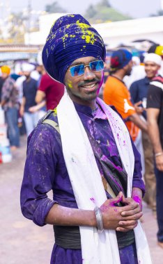 Anandpur Sahib, Punjab, Hindistan - Mart 2022: Holi Festivali 'nde Hola Mohalla kutlamaları sırasında sih erkek (Nihang Sardar) portresi.