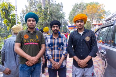 Anandpur Sahib, Punjab, Hindistan - Mart 2022: Holi Festivali 'nde Hola Mohalla' nın kutlaması sırasında Nihang Sardar erkekleri.