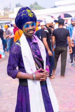 Anandpur Sahib, Punjab, Hindistan - Mart 2022: Holi Festivali 'nde Hola Mohalla kutlamaları sırasında sih erkek (Nihang Sardar) portresi.