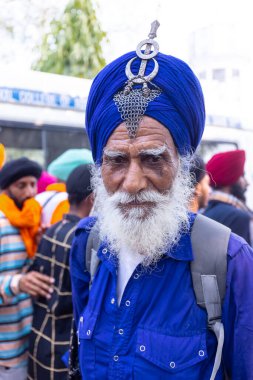 Anandpur Sahib, Punjab, Hindistan - Mart 2022: Holi Festivali 'nde Hola Mohalla kutlamaları sırasında sih erkek (Nihang Sardar) portresi.