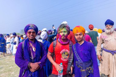 Anandpur Sahib, Punjab, Hindistan - Mart 2022: Holi Festivali 'nde Hola Mohalla' nın kutlaması sırasında Nihang Sardar erkekleri.