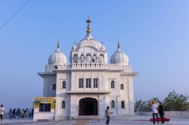Anandpur Sahib, Punjab, Hindistan - Mart 2022: Holi festivalinde Anandpur Sahib 'de Hola Mohalla' nın kutlaması sırasında tapınağa bakın. 