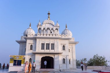 Anandpur Sahib, Punjab, Hindistan - Mart 2022: Holi festivalinde Anandpur Sahib 'de Hola Mohalla' nın kutlaması sırasında tapınağa bakın. 