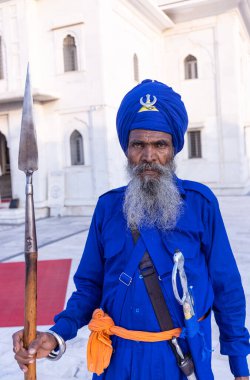 Anandpur Sahib, Punjab, Hindistan - Mart 2022: Holi Festivali 'nde Hola Mohalla kutlamaları sırasında sih erkek (Nihang Sardar) portresi.