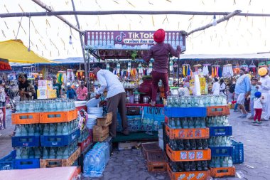 Anandpur Sahib, Punjab, Hindistan - Mart 2022: Holi festivalinde Anandpur Sahib 'de Hola Mohalla kutlamaları sırasında insanlar yerel mağazalarda mal satıyor.