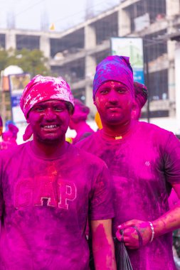 Anandpur Sahib, Punjab, Hindistan - Mart 2022: Hola Mohalla 'nın Holi festivalindeki Hola Mohalla kutlamaları sırasında erkekler.