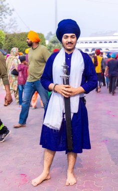 Anandpur Sahib, Punjab, Hindistan - Mart 2022: Holi Festivali 'nde Hola Mohalla kutlamaları sırasında sih erkek (Nihang Sardar) portresi.