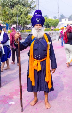Anandpur Sahib, Punjab, Hindistan - Mart 2022: Holi Festivali 'nde Hola Mohalla' nın Anandpur Sahib kutlamaları sırasında sih erkek portresi (Nihang Sardar).