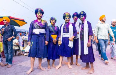 Anandpur Sahib, Punjab, Hindistan - Mart 2022: Holi Festivali 'nde Hola Mohalla kutlamaları sırasında sih erkek (Nihang Sardar) portresi.
