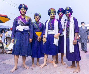 Anandpur Sahib, Punjab, Hindistan - Mart 2022: Holi Festivali 'nde Hola Mohalla kutlamaları sırasında sih erkek (Nihang Sardar) portresi.