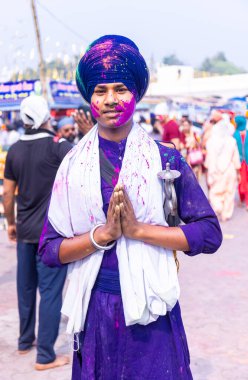 Anandpur Sahib, Punjab, Hindistan - Mart 2022: Holi Festivali 'nde Hola Mohalla kutlamaları sırasında sih erkek (Nihang Sardar) portresi.