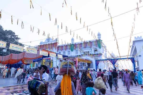アンプル サヒブ パンジャブ州 インド 2022年3月 ホリ祭りのアンプル サヒブでホラ モハラを祝う際に地元の店舗で商品を販売する人々 — ストック写真