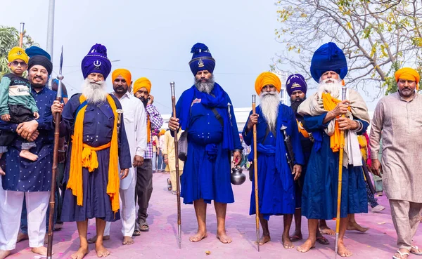 Anandpur Sahib, Punjab, Hindistan - Mart 2022: Holi Festivali 'nde Hola Mohalla' nın Anandpur Sahib kutlamaları sırasında sih erkek portresi (Nihang Sardar).