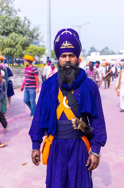 Anandpur Sahib, Punjab, Hindistan - Mart 2022: Holi Festivali 'nde Hola Mohalla' nın Anandpur Sahib kutlamaları sırasında sih erkek portresi (Nihang Sardar).