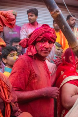 Barsana, Uttar Pradesh, Hindistan - Mart 2022: Hintliler sokakta geleneksel Holi festivalini kutluyorlar