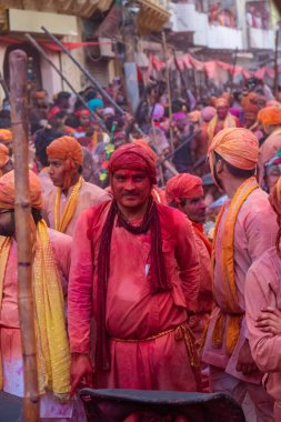 Barsana, Uttar Pradesh, Hindistan - Mart 2022: Hintliler sokakta geleneksel Holi festivalini kutluyorlar