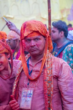 Barsana, Uttar Pradesh, Hindistan - Mart 2022: Hintliler sokakta geleneksel Holi festivalini kutluyorlar