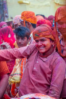 Barsana, Uttar Pradesh, Hindistan - Mart 2022: Hintliler sokakta geleneksel Holi festivalini kutluyorlar