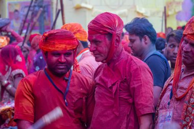 Barsana, Uttar Pradesh, Hindistan - Mart 2022: Hintliler sokakta geleneksel Holi festivalini kutluyorlar
