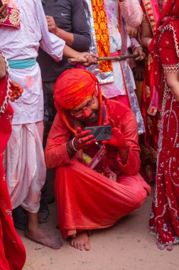 Barsana, Uttar Pradesh, Hindistan - Mart 2022: Hintliler sokakta geleneksel Holi festivalini kutluyorlar