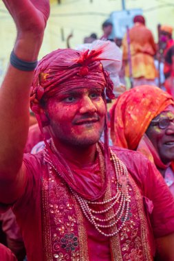Barsana, Uttar Pradesh, Hindistan - Mart 2022: Hintliler sokakta geleneksel Holi festivalini kutluyorlar