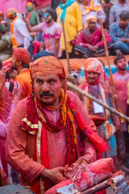 Barsana, Uttar Pradesh, Hindistan - Mart 2022: Hintliler sokakta geleneksel Holi festivalini kutluyorlar