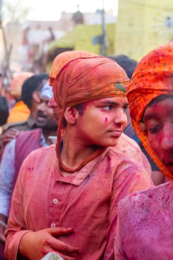 Barsana, Uttar Pradesh, Hindistan - Mart 2022: Hintliler sokakta geleneksel Holi festivalini kutluyorlar