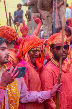 Barsana, Uttar Pradesh, Hindistan - Mart 2022: Hintliler sokakta geleneksel Holi festivalini kutluyorlar