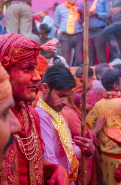 Barsana, Uttar Pradesh, Hindistan - Mart 2022: Hintliler sokakta geleneksel Holi festivalini kutluyorlar