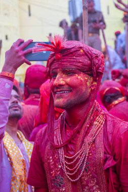 Barsana, Uttar Pradesh, Hindistan - Mart 2022: Hintliler sokakta geleneksel Holi festivalini kutluyorlar