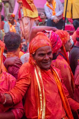 Barsana, Uttar Pradesh, Hindistan - Mart 2022: Hintliler sokakta geleneksel Holi festivalini kutluyorlar