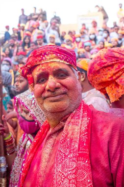 Barsana, Uttar Pradesh, Hindistan - Mart 2022: Hintliler sokakta geleneksel Holi festivalini kutluyorlar