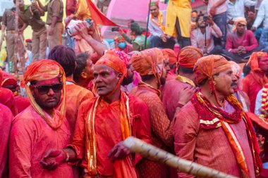 Barsana, Uttar Pradesh, Hindistan - Mart 2022: Hintliler sokakta geleneksel Holi festivalini kutluyorlar