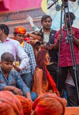 Barsana, Uttar Pradesh, Hindistan - Mart 2022: Hintliler sokakta geleneksel Holi festivalini kutluyorlar
