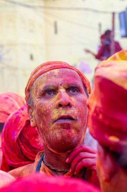Barsana, Uttar Pradesh, Hindistan - Mart 2022: Hintliler sokakta geleneksel Holi festivalini kutluyorlar