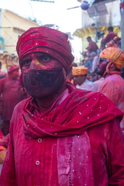 Barsana, Uttar Pradesh, Hindistan - Mart 2022: Hintliler sokakta geleneksel Holi festivalini kutluyorlar