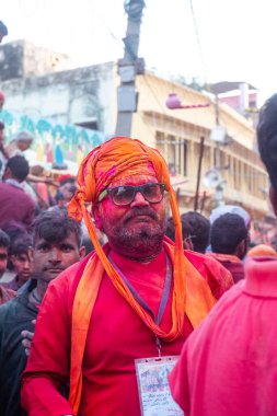 Barsana, Uttar Pradesh, Hindistan - Mart 2022: Hintliler sokakta geleneksel Holi festivalini kutluyorlar